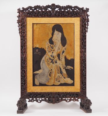 une vieille photo d'une femme assise sur un canapé dans une pièce