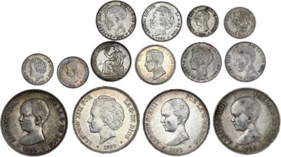 gros plan d'un paquet de pièces de monnaie sur une surface blanche