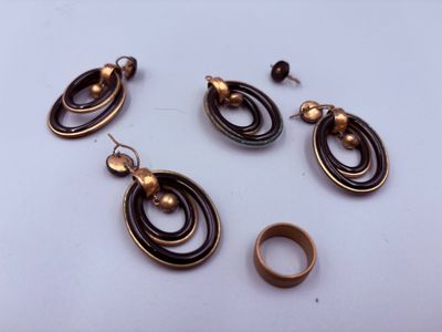 Paire de boucles d'oreilles fantaisie de style vintage, data…