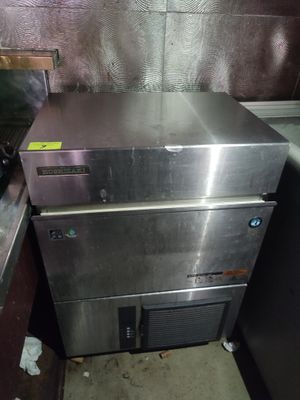 un réfrigérateur argenté dans un coin de la cuisine