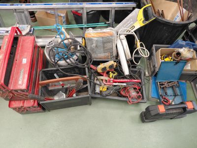 tout un tas d'objets divers éparpillés par terre
