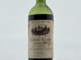 une bouteille de vin posée sur une table