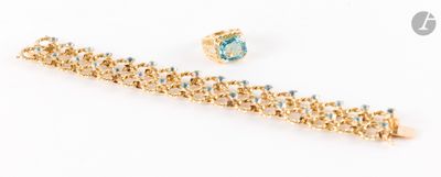 deux bijoux posés sur une surface blanche, sur fond blanc