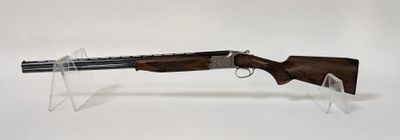 un fusil posé sur un socle transparent, devant un fond blanc