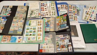 une table sur laquelle sont posés de nombreux timbres