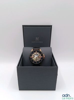 une image représentant une montre dans un coffret, sur fond blanc