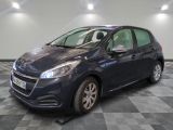 la voiture bleue est garée sur un sol en damier dans le garage