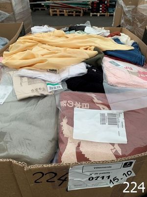 une boîte en carton remplie de vêtements et d'autres articles destinés à la vente