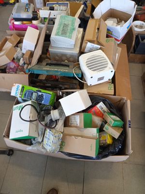 Diverses fournitures pour travaux d'électricité.