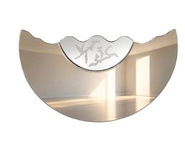 un miroir accroché au mur de la pièce