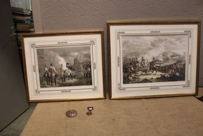 deux photos encadrées représentant des hommes à cheval, posées sur une table