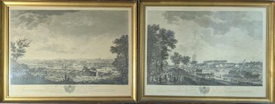 deux tableaux encadrés sur le mur d'une pièce