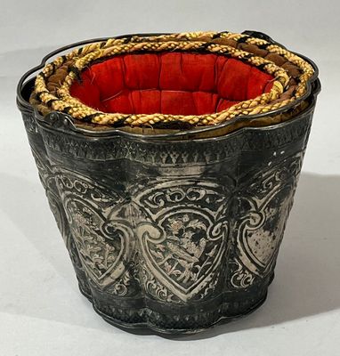 un vase noir orné d'un décor rouge et or