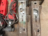 un grand nombre d'outils posés à même le sol