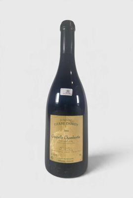 une bouteille de vin posée sur une table