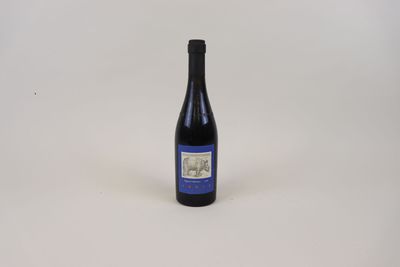 une bouteille de vin posée sur une table