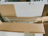 une boîte posée sur une autre boîte