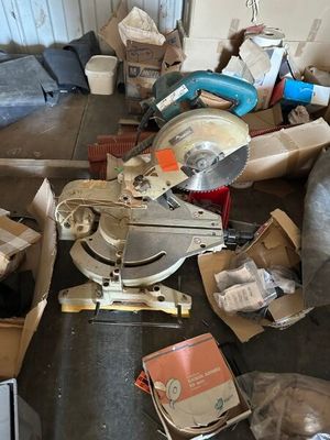 beaucoup de cartons et d'outils qui traînent par terre