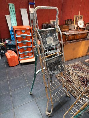 une chaise qui se trouve dans une pièce à côté d'une autre chaise