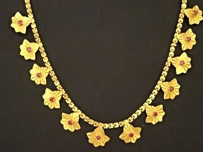 gros plan d'un collier sur un mannequin mannequin