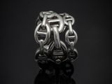 gros plan d'une bague en argent sur une surface noire