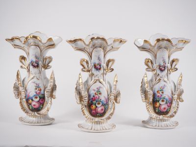 3 vases Napoléon III en porcelaine de Paris, à décor de bouq…
