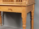 un petit bureau en bois surmonté d'un tiroir