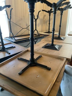 trois lampes posées sur une table en bois