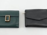 deux portefeuilles en cuir noir et vert, ornés d'une boucle dorée