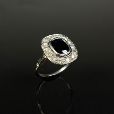 Bague en platine ornée en serti-clos d'un saphir de taille c…