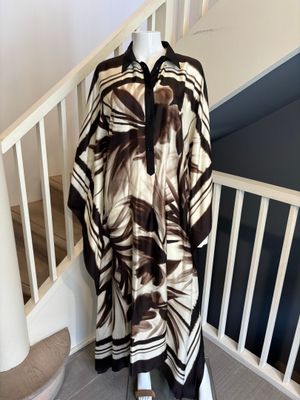 une robe posée sur un mannequin devant un escalier