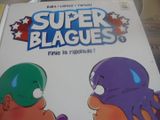 une boîte de « super blaques » posée sur une table