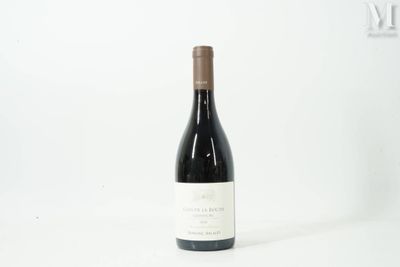 une bouteille de vin posée sur une table