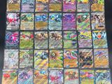 une grande collection de cartes Pokémon posée sur une table