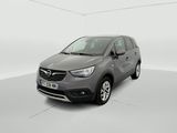 Une voiture grise est garée dans une pièce blanche au sol blanc.