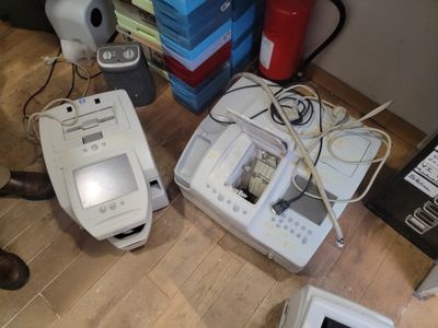 de nombreux appareils électroniques posés sur le sol les uns à côté des autres