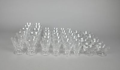 un grand nombre de verres posés sur une table
