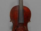 un vieux violon avec un archet sur fond gris