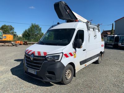 une camionnette blanche garée dans un parking