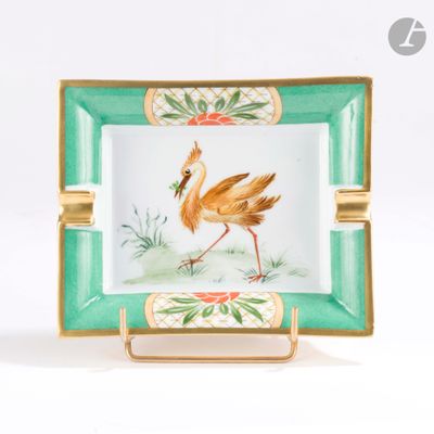 une photo d'une assiette sur laquelle est peint un oiseau
