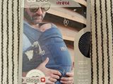 Le porte-bébé se trouve dans la boîte posée sur la couverture rayée.