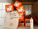 une pile de cartons orange posée sur un comptoir, avec une pancarte