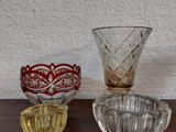 plusieurs bols et tasses en verre posés sur une table en bois, avec un mur blanc en arrière-plan