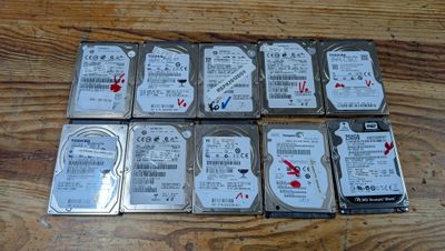 six disques durs posés les uns à côté des autres sur un parquet