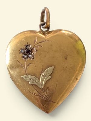 un cadenas doré en forme de cœur orné d'une fleur
