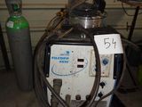 une machine qui se trouve dans un garage, à côté d'un bidon d'essence