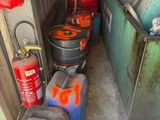 de nombreux conteneurs de gaz sont alignés les uns à côté des autres
