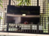 une télévision accrochée au mur dans une cage