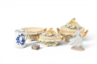 a lot of small figurines that are sitting on a table