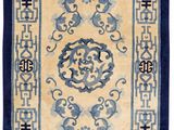 un tapis oriental avec une bordure bleue et un fond blanc